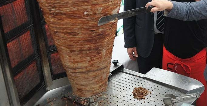 Bakteri üreten etleri çamaşır suyuyla yıkayıp döner yapıyorlar!