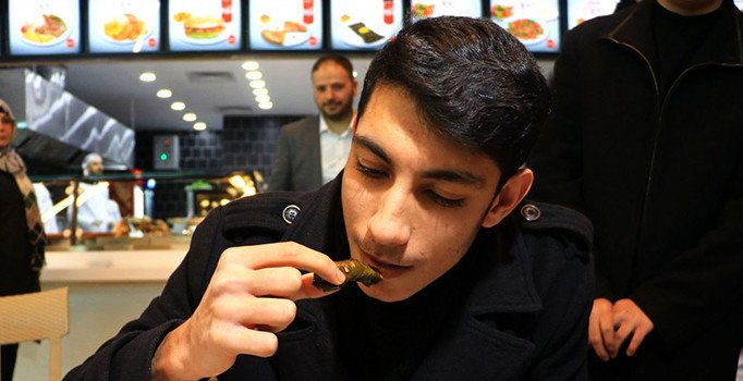 1 dakikada 20 yaprak sarma yiyip yarım altın kazandı