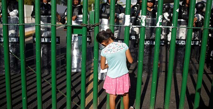 'Meksika duvarı'na çarptılar! 2 bin göçmen sınırda durduruldu