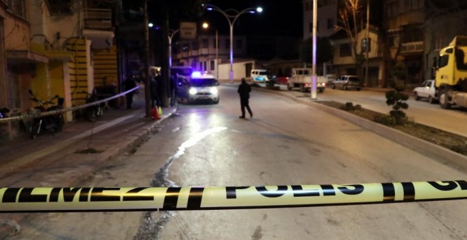 Baba ve oğlu, husumeti oldukları kişiyi bıçakla yaralayıp kaçtı