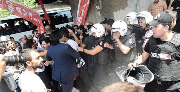 İstanbul'da CHP'lilerin 'mermi' protestosunda gergin anlar