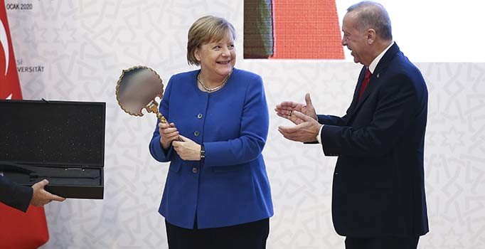 Merkel'e sırçalı saray aynası hediye edildi