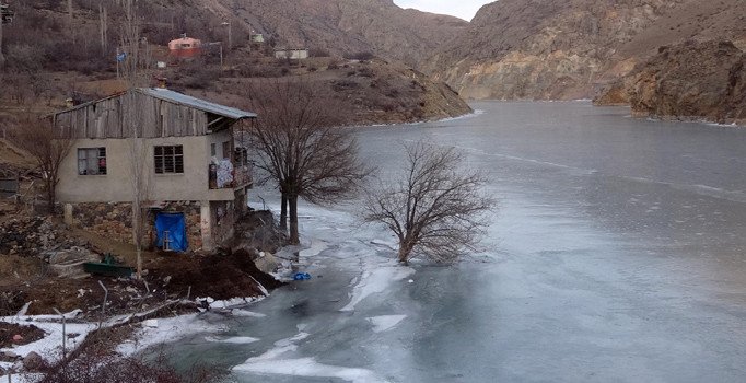 Dünyanın en hızlı akan nehri Çoruh, dondu