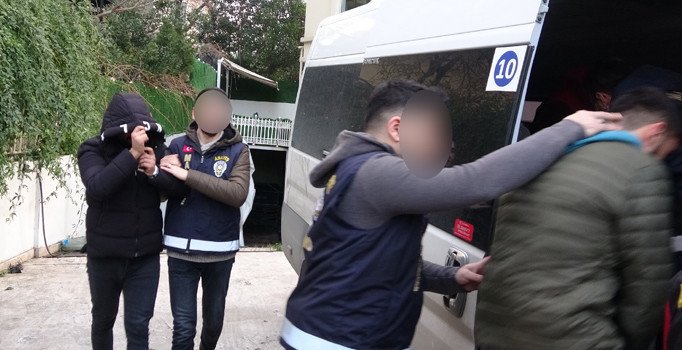 Evlerine giren hırsızları yakalatmak isterken yakayı ele verdiler