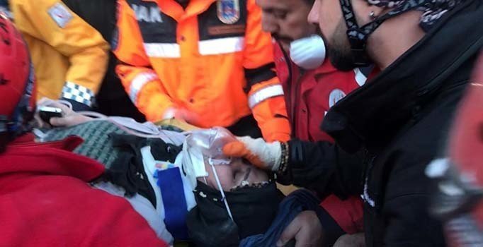 Son dakika! Elazığ'ın Gezin beldesinde 6 katlı bina çöktü, enkazdan bir kişi çıkarıldı