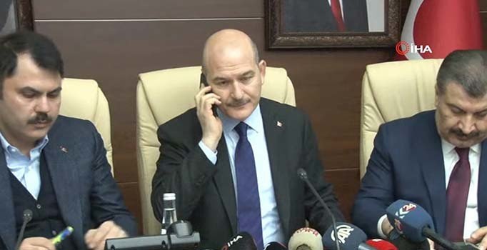 Elazığ'da bulunan Bakanlar canlı yayında depreme yakalandılar