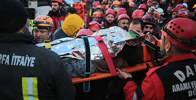 Son dakika! Azize 17 saat sonra enkazdan sağ çıkarıldı