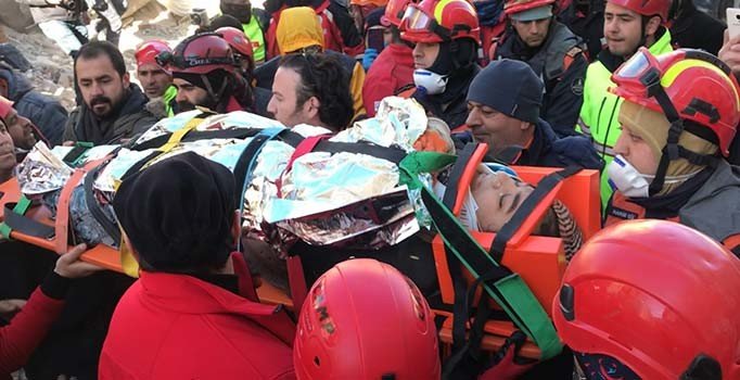 Elazığ'da 17 saat sonra bir kişi daha enkaz altından sağ çıkarıldı