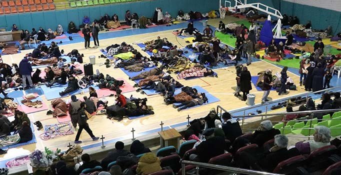 Elazığlılar geceyi spor salonunda geçirdi: Bugüne kadar böyle deprem yaşamadık