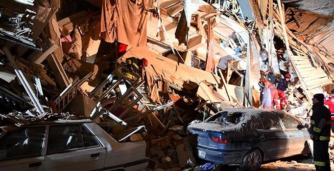 AFAD'dan son dakika deprem açıklaması: 6 ilde 922 kişi yaralandı