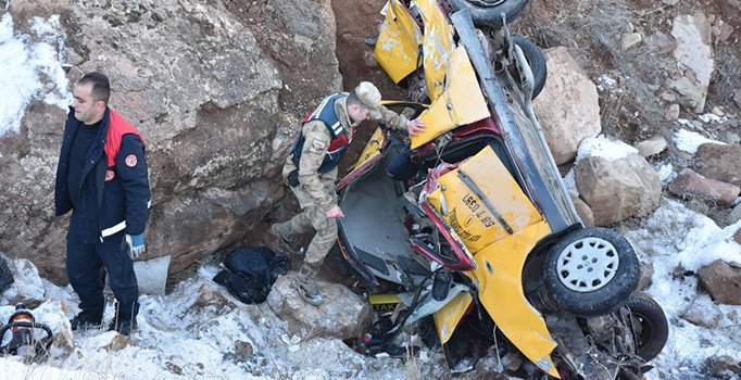 Sivas'ta taksi şarampole devrildi: 2 yolcu öldü, şoför ağır yaralı