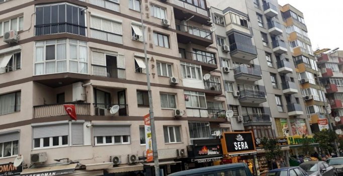 4'üncü katın balkonundan düşen yaşlı adam hastanede öldü