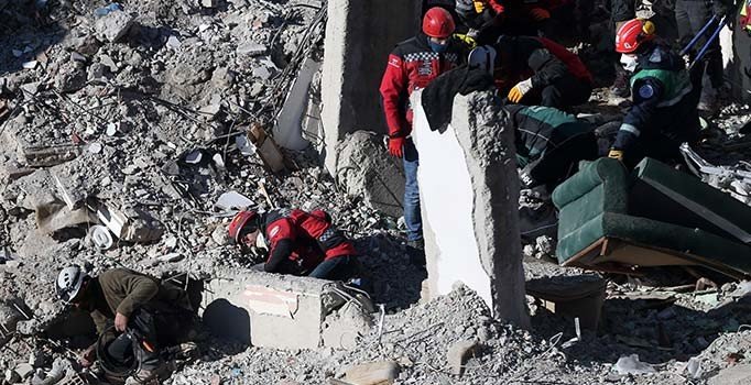 Son dakika! Elazığ'da umutlu bekleyiş... Sürsürü'de 9 kişi enkaz altında