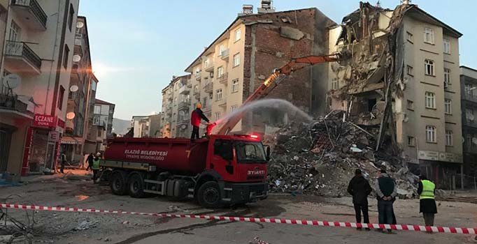 Mustafa Paşa Mahallesi'nde enkaz kaldırma çalışmaları başladı