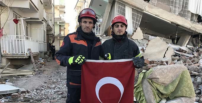 Türk bayrağını enkaz altında bırakmadılar: Ezilmesin, büzülmesin istedik...