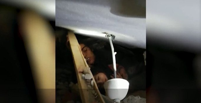 Anne ve 2,5 yaşındaki çocuğu enkazdan böyle kurtarıldı