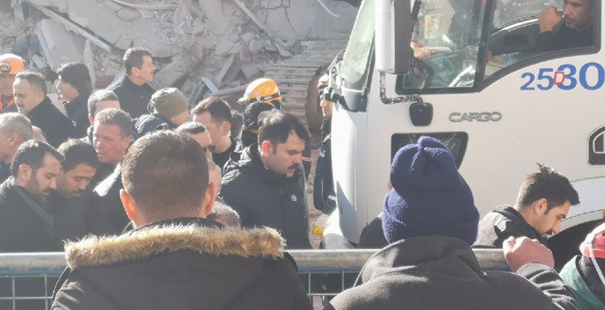 Yan yatan bina, Bakan Kurum yanından geçtiği sırada sallandı