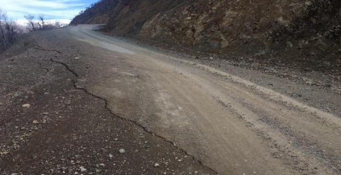 Malatya'da, 2 ilçedeki yollarda deprem sonrası çatlaklar oluştu