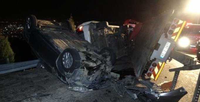 Çekici üzerindeki araçlarla birlikte devrildi: 2 ölü, 6 yaralı