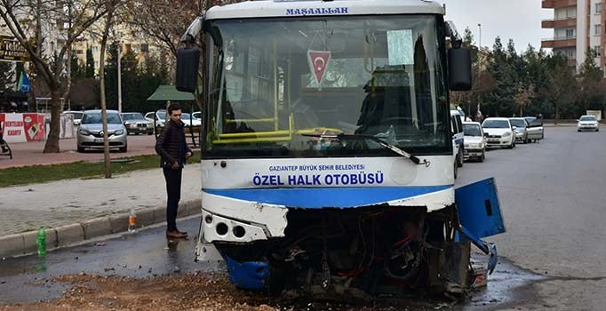 Gaziantep'te midibüs ile otomobil çarpıştı: 1 ölü, 7 yaralı