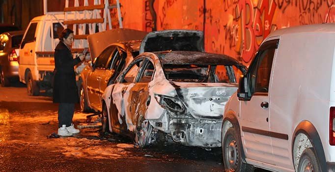 Şişli'de otomobiller kundaklandı