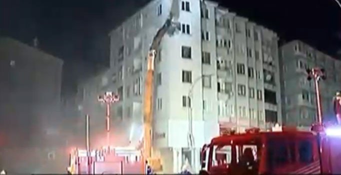 Elazığ'da riskli bina yıkılıyor