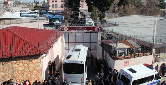 Depremde hasar gören Adıyaman Cezaevi tamamen boşaltıldı