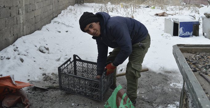 Kömür toplayarak okul masraflarını karşılıyorlar