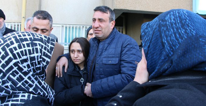 Depremde elini tutamadığı için oğlu ölen baba kızının elini bırakmadı