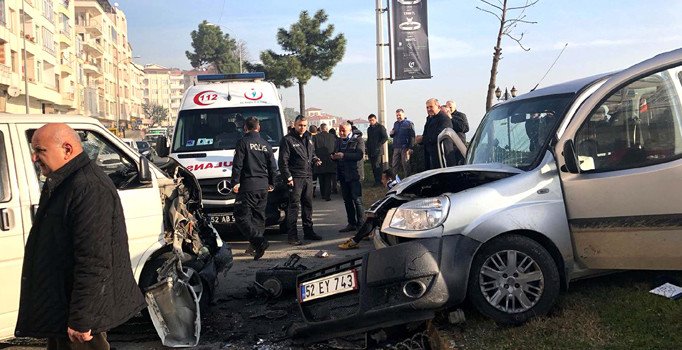 Kafa kafaya çarpıştılar: 5 yaralı