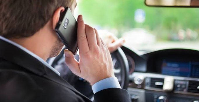 Trafikte seyir halinde cep telefonu kullanan 2 bin 189 sürücüye işlem yapıldı