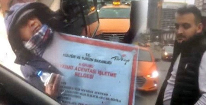 Turizm şirketine ait VIP aracın yolunu kesen taksiciler terör estirdi