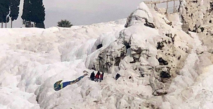 Yamaç paraşütü yaparken Pamukkale travertenlerine düştü