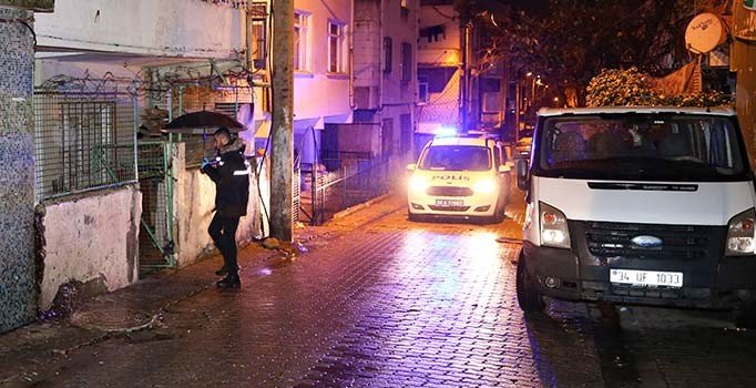 Küçükçekmece'de iki yabancı grup birbirine girdi, kan aktı: 3 yaralı