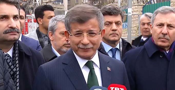 Davutoğlu'ndan deprem bölgesine ziyaret: Deprem siyaset üstü bir konudur