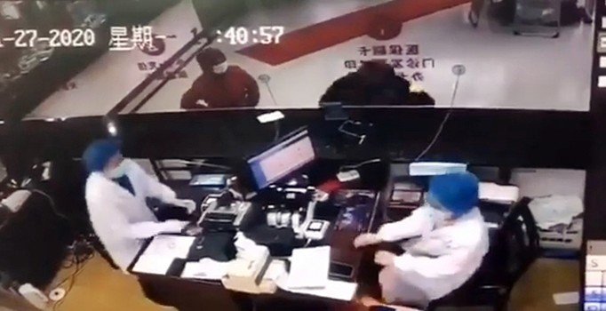 Koronavirüs teşhisi konan adam tartıştığı kadının üstüne öksürdü