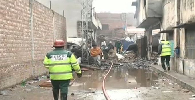 Pakistan'da fabrika alev alev yandı: 8 ölü