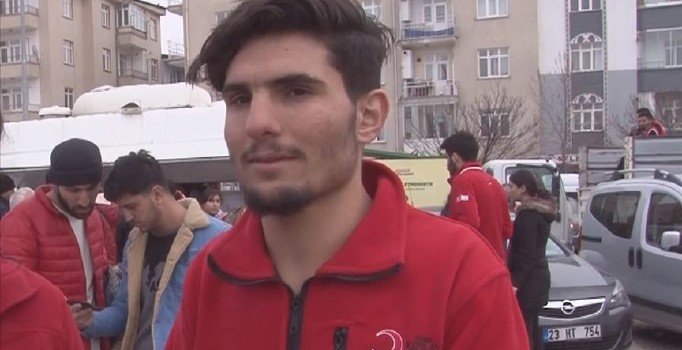 Suriyeli Mahmud Kızılay gönüllüsü oldu