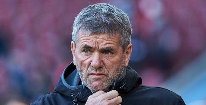 'Yılın Antrenörü' seçildikten bir gün sonra takımdan kovuldu