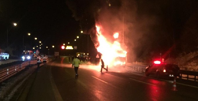 EM Otoyolu’nda cenaze taşıyan otobüs alev alev yandı