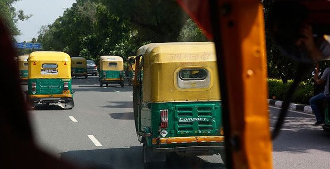 Hindistan'da otobüs ile 'tuk tuk' çarpıştı: 27 ölü