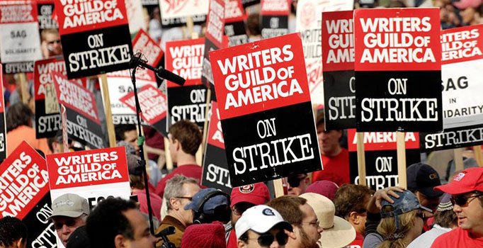 ABD'de kasım ayından beri grevde olan senaristler taleplerini kazandı