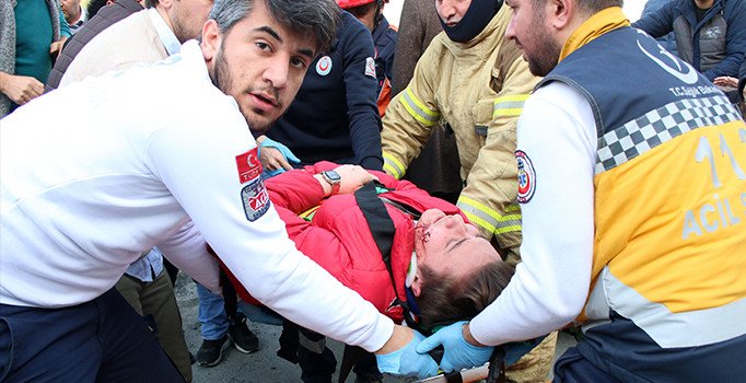 Kazada yaralanan sürücünün aklı otomobilinde kaldı: Arabanın başında durun