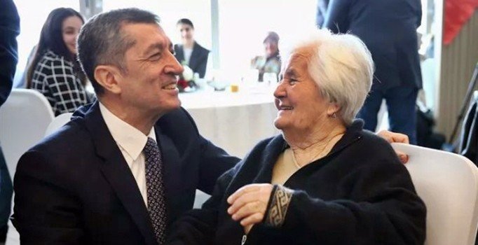 Milli Eğitim Bakanı Selçuk ile kendisini tanımayan kadın arasında gülümseten diyalog