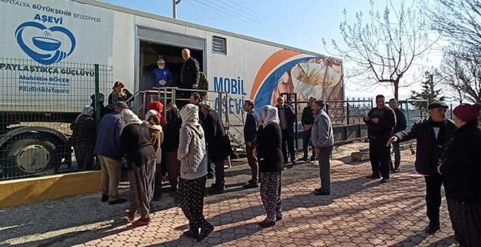 Antalya Büyükşehir Belediyesi'nin depremzedelere desteği sürüyor