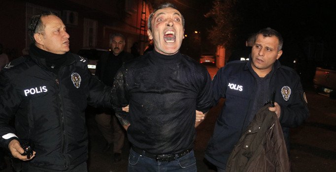 Adana'da bir kişi imam nikahlı eşini darbedip evini ateşe verdi