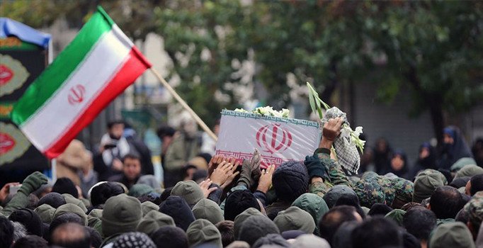 İran'da protestolara katılan 7 öğretmene toplam 41 yıl hapis ve kırbaç cezası