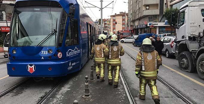 Güngören'de tramvay seferlerini aksatan kaza