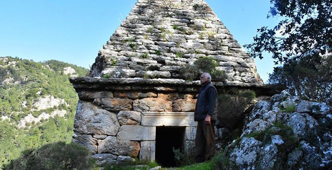 Yıllarca adaklar adanan türbe, Yunan savaşçının anıt mezarı çıktı