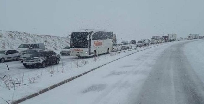Kar yağışı Kayseri'de yolları kapattı